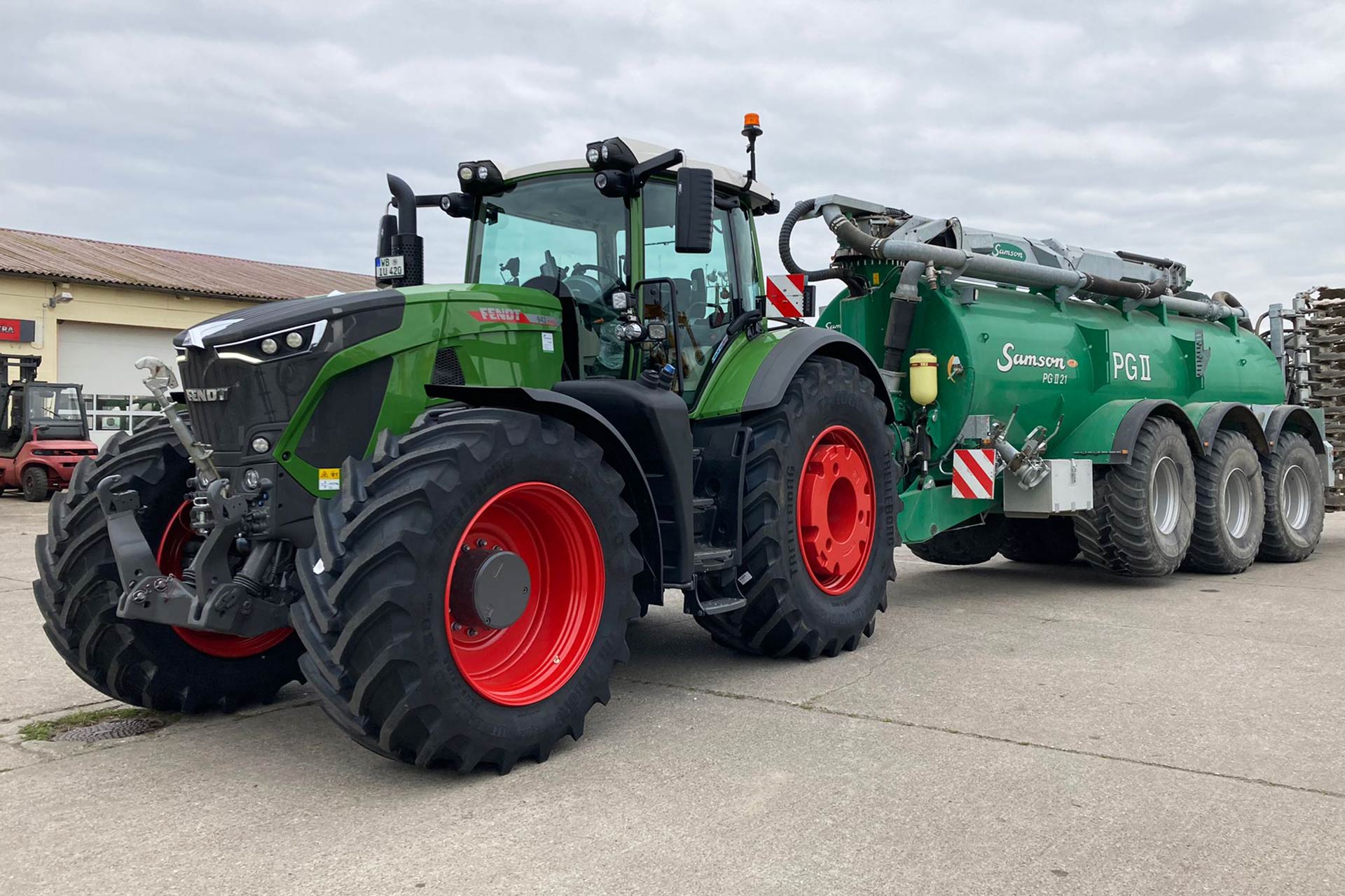 Agrargenossenschaft Cobbelsdorf eG - Bodenbearbeitung/ Düngung/ Pflanzenschutz - Traktor, Präzise Nährstoffversorgung durch Bodenuntersuchungen, Nachhaltige Kreislaufwirtschaft durch organische Düngung, Pflanzenschutz mit Augenmaß